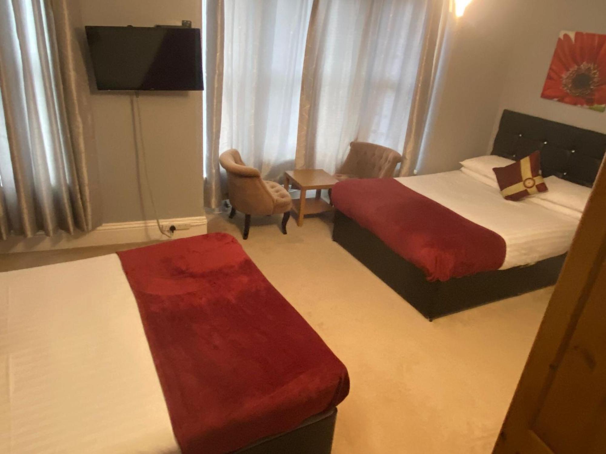 Diamonds Lodge Near York Hospital Room photo