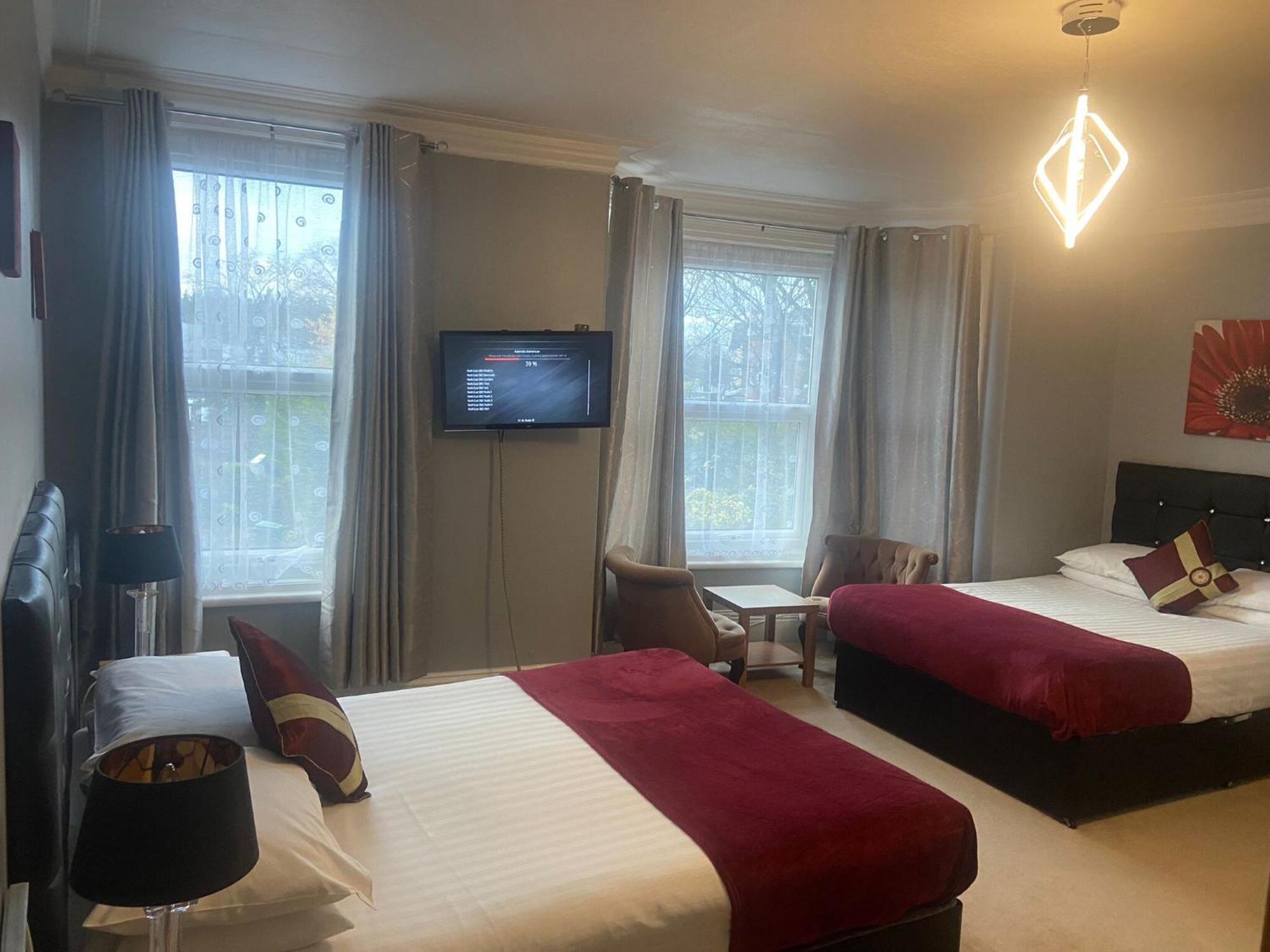 Diamonds Lodge Near York Hospital Room photo