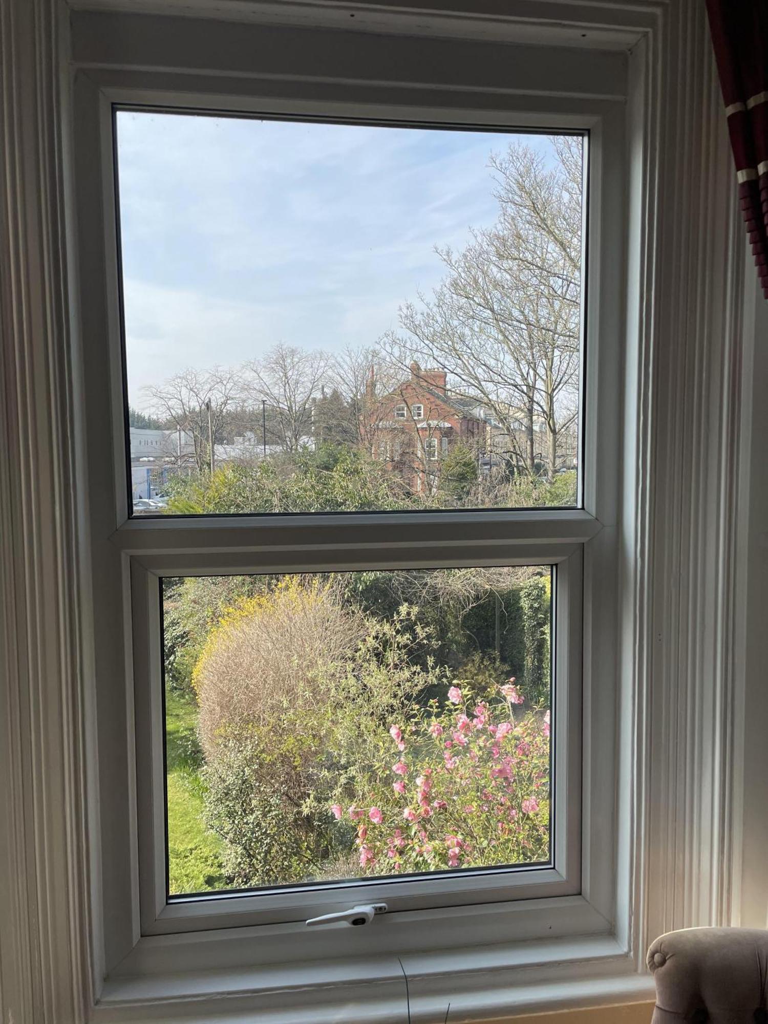 Diamonds Lodge Near York Hospital Room photo